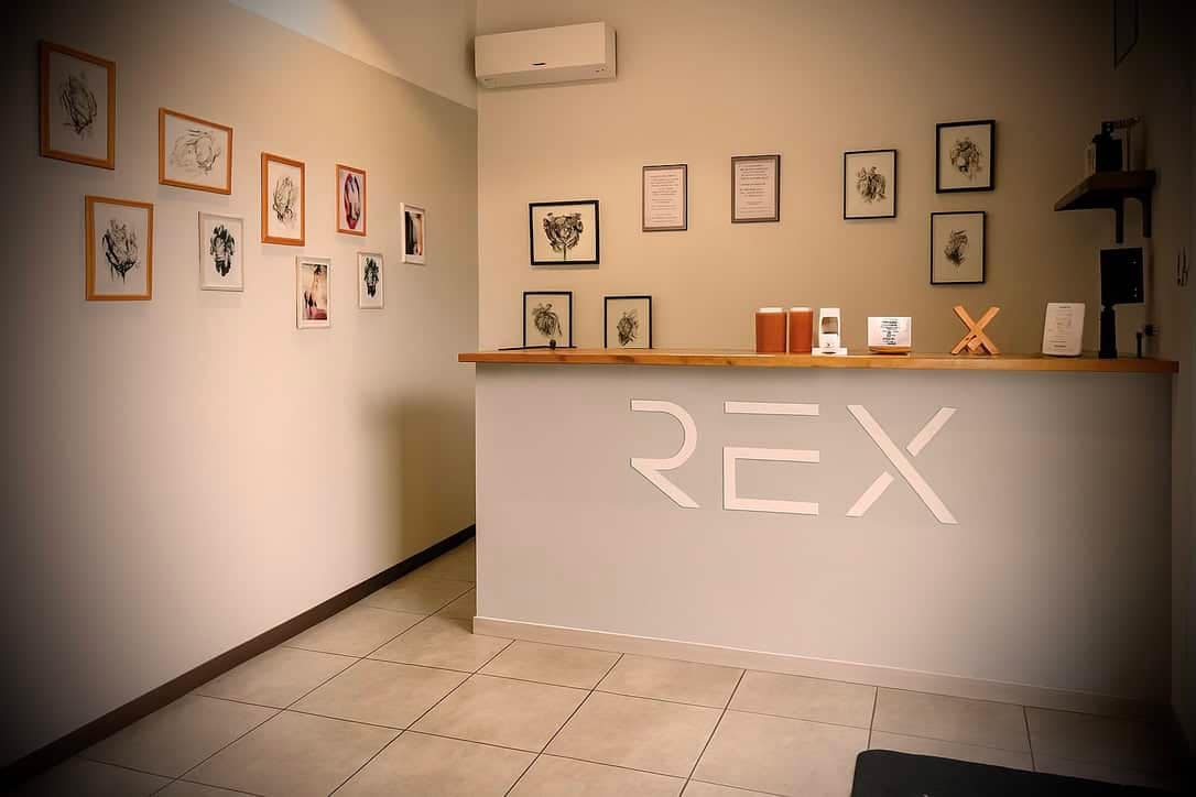 Chi siamo 1 Rex Tattoo è lo studio di tatuaggi e piercing a Guanzate (CO) Vicino a Appiano Gentile, Lomazzo, Cadorago, Vertemate, Fino Mornasco, Luisago. Siamo specializzati in tatuaggi fineliner, mandala, traditional, geometrici e lettering. Ogni tatuaggio è realizzato con precisione, sicurezza e stile.